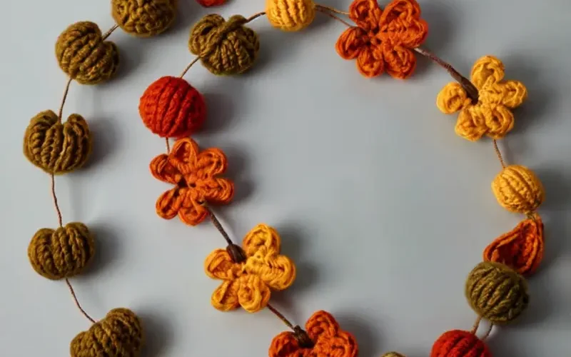 how to crochet a Autumn Garland