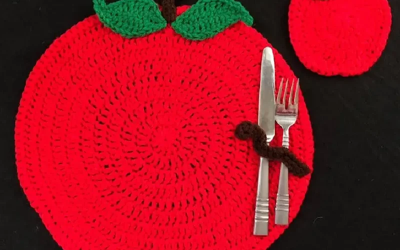 How to Crochet an Apple Placemat and Coaster Set