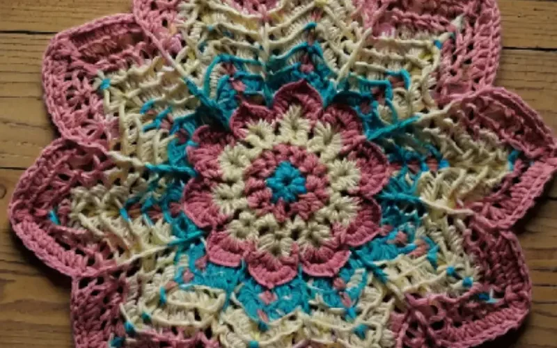 How to Crochet a Spoke Flower Blanket